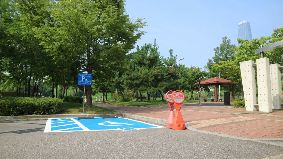해돋이공원 장애인 전용 주차장 출입구 경사 없음