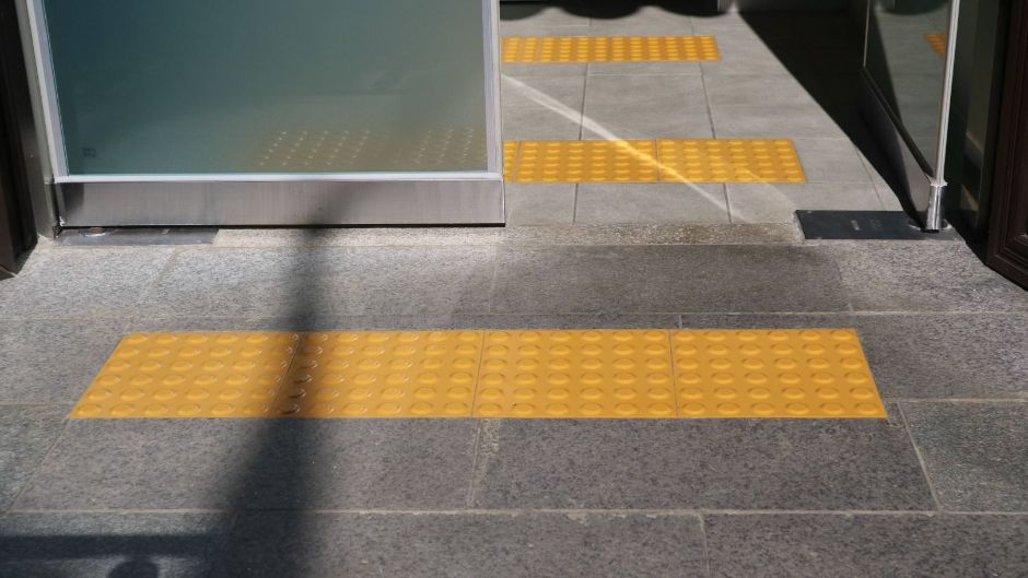 화도진지_정문 출입 후 좌측 끝 화장실 출입로 점자블록