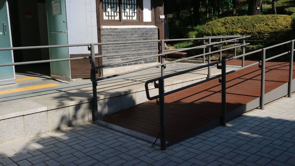 화도진지_정문 출입 후 좌측 끝 화장실 출입로