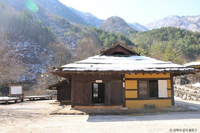 [강원] 삼척 신리 너와집과 민속유물