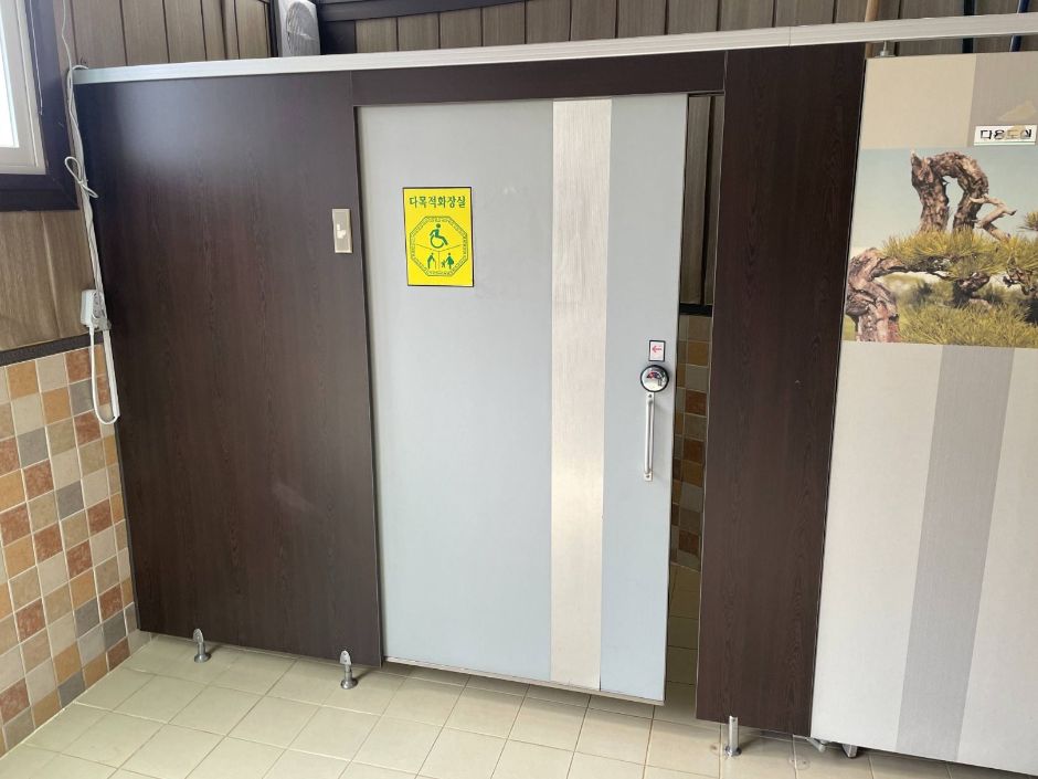 경포호수광장_주차장 기준 북편 장애인 화장실 외부