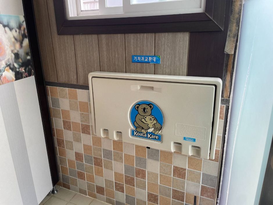 경포호수광장_주차장 기준 북편 화장실 내 기저귀 교환대