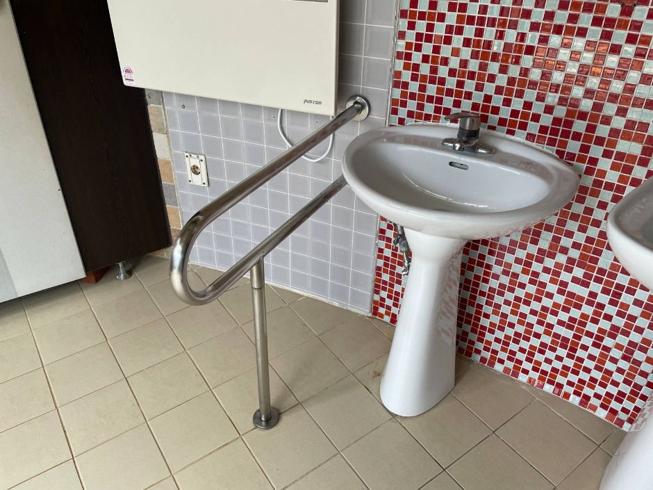 경포호수광장_주차장 기준 북편 화장실 세면대 손잡이