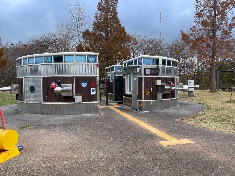 경포호수광장_주차장 기준 북편 화장실 외부 전경
