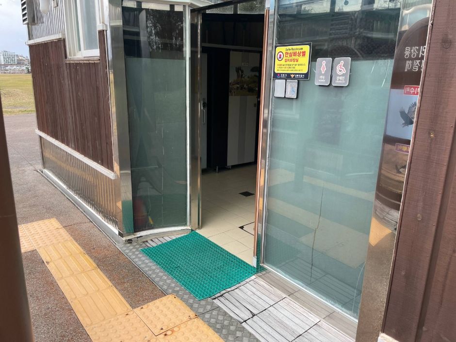 경포호수광장_주차장 기준 북편 화장실 주출입구