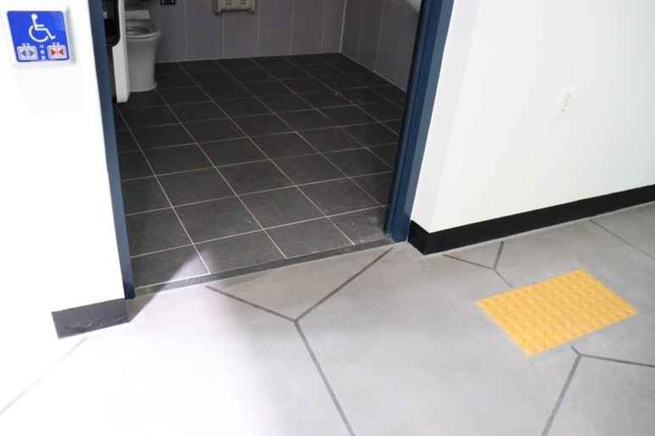 광천선굴_장애인화장실앞점자블록