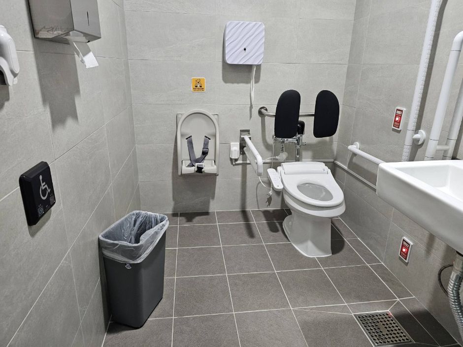 국립한국자생식물원_장애인화장실 내부