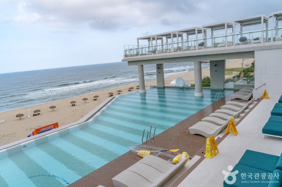 더스탠드12_4층루프탑pool