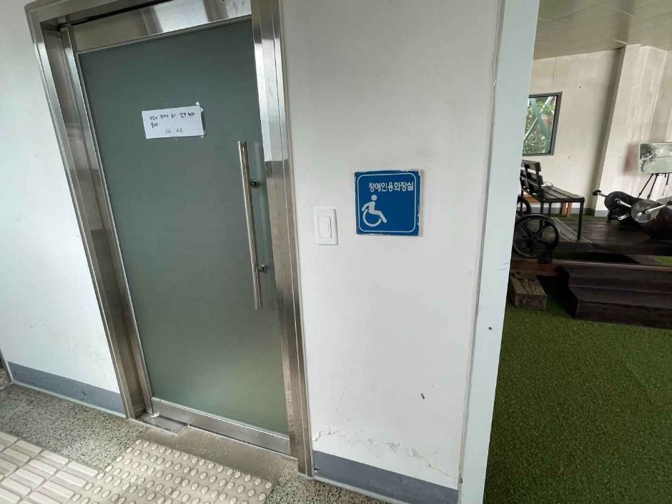 봄내길7코스_북한강물새길_안내소 장애인화장실 입구