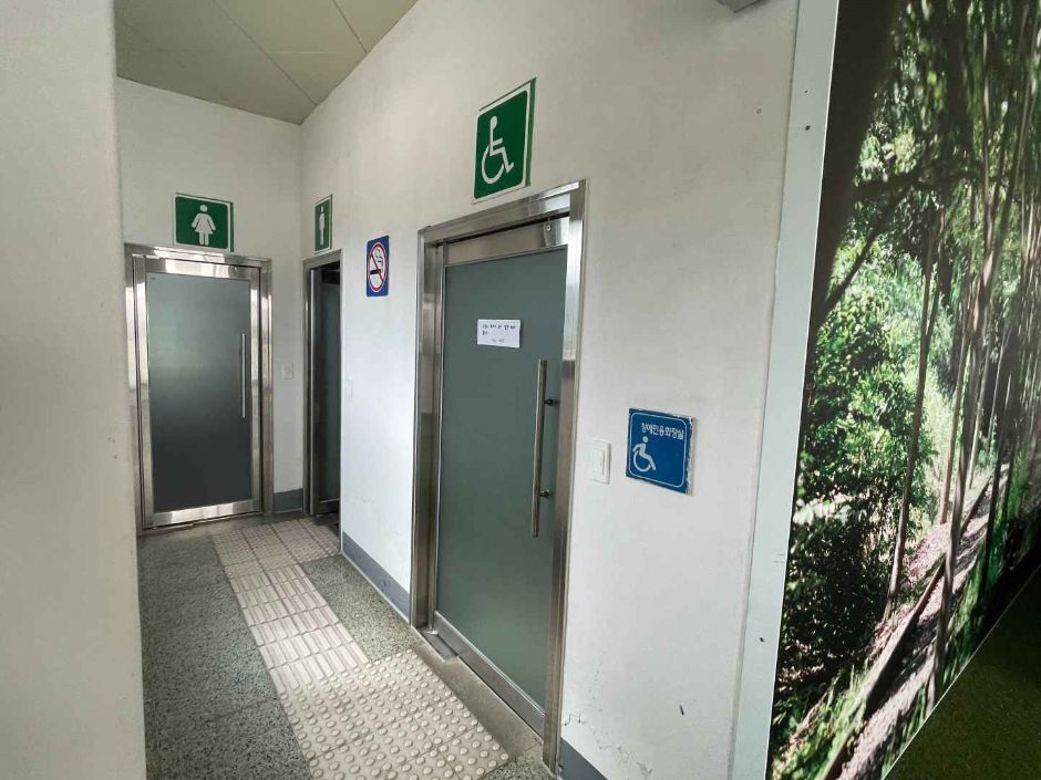 봄내길7코스_북한강물새길_안내소 화장실 복도