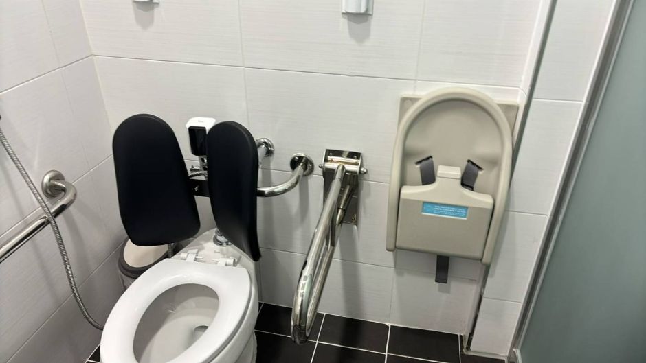 아동청소년친화공간 꿈이랑_ 입구에서 들어가서 정면 장애인 화장실 변기