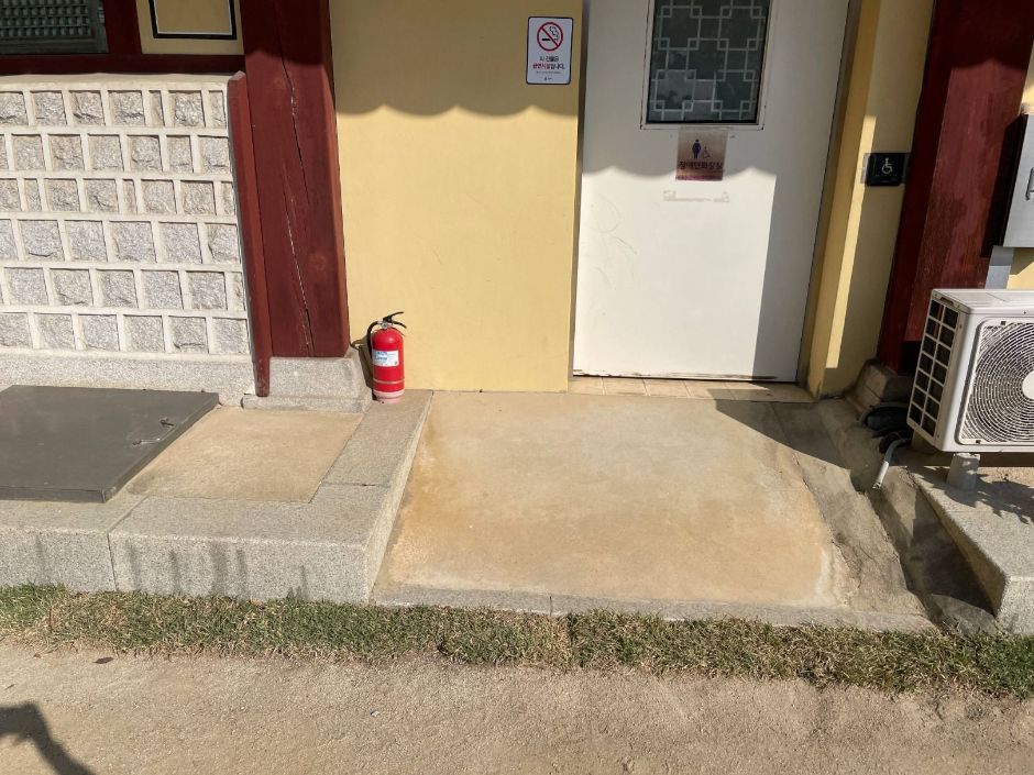 강원감영_장애인화장실_경사로