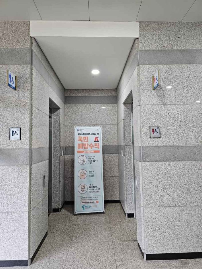 한반도습지생태문화관_장애인화장실 출입로_경사턱없음