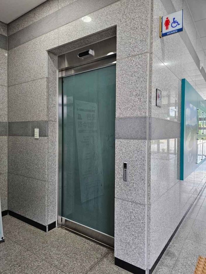 한반도습지생태문화관_1층여성화장실_자동문