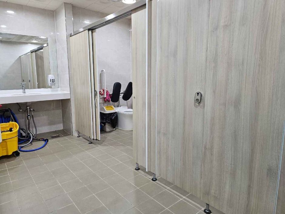 한반도습지생태문화관_내부_세면대 휠체어출입용이