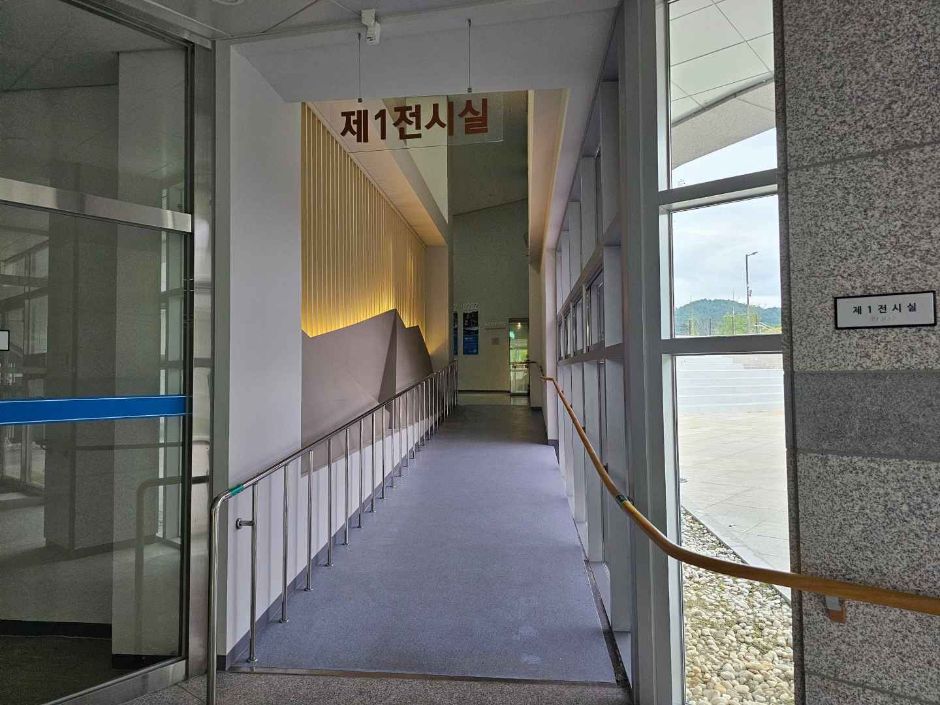 한반도습지생태문화관_제1전시실_장애인출입로_경사로완만+점자표식있음
