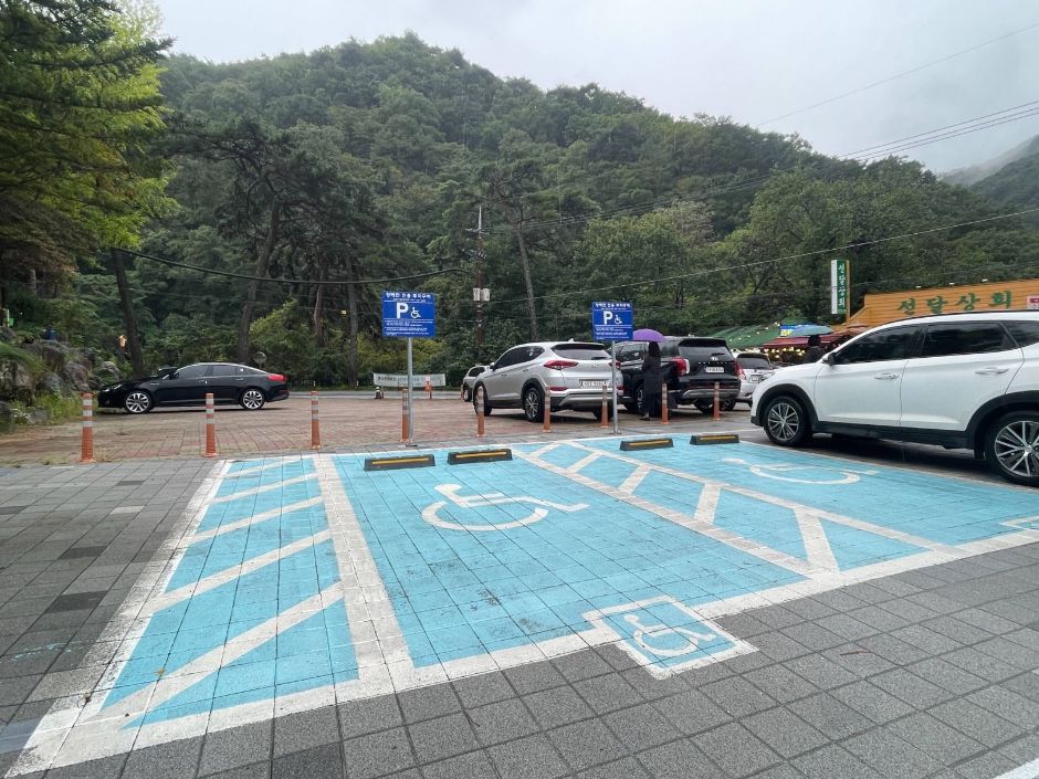 황장목숲길_장애인주차장