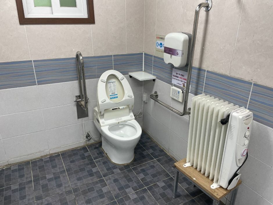 황장목숲길_장애인화장실 내부상세2