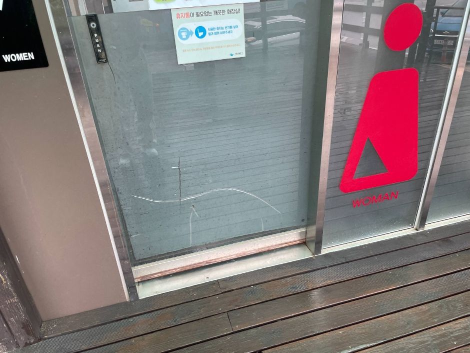 황장목숲길_장애인화장실 출입구