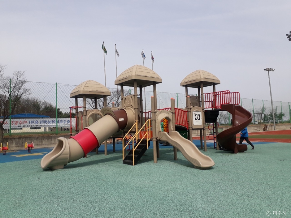 경기도_여주시_가남체육공원_놀이터