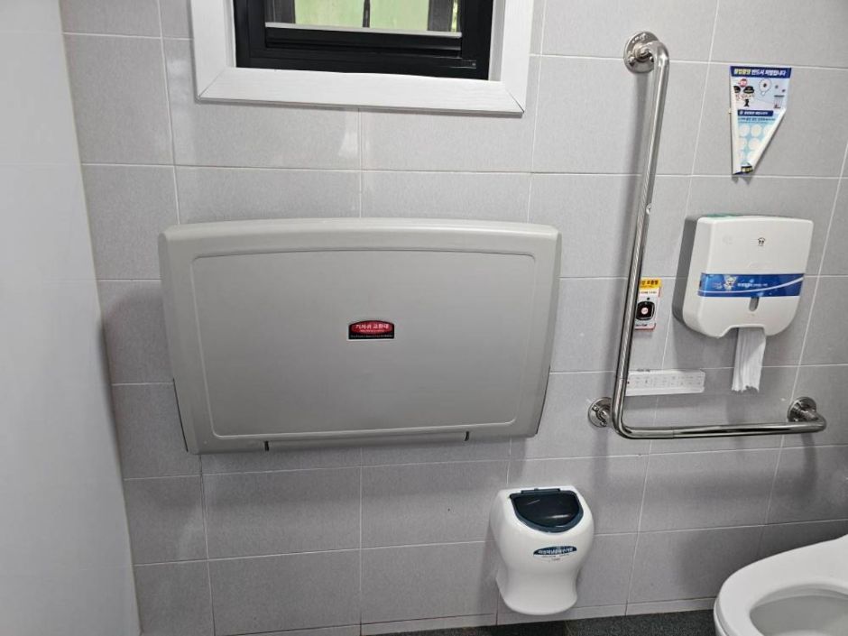 갈매구릉산자락길_장애인화장실 기저귀갈이대