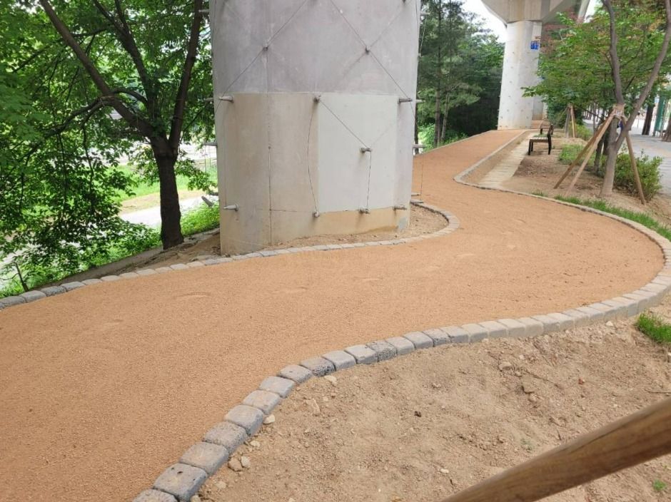 의정부_경기도청북부청사역 하부 맨발황톳길 (2)