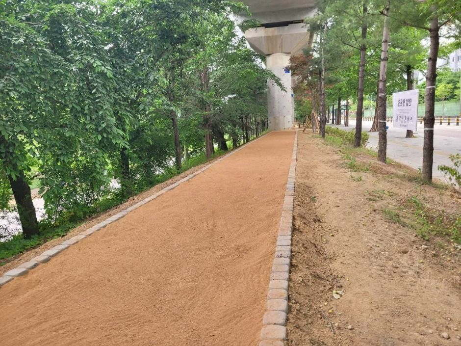 의정부_경기도청북부청사역 하부 맨발황톳길 (3)