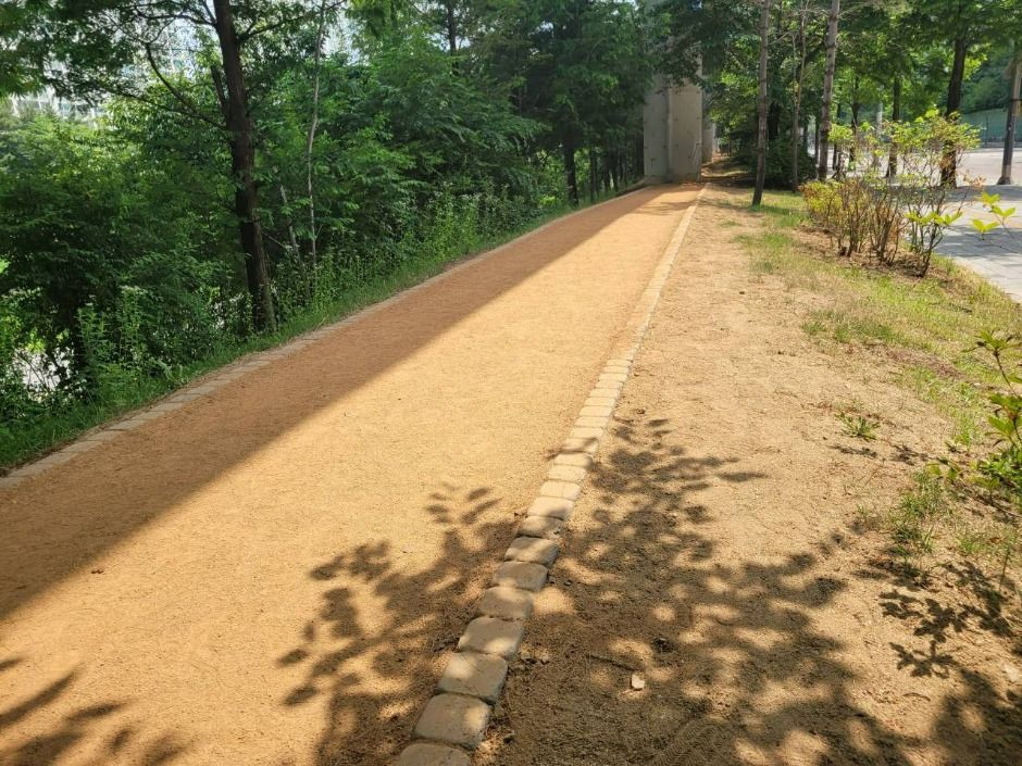 의정부_경기도청북부청사역 하부 맨발황톳길 (4)