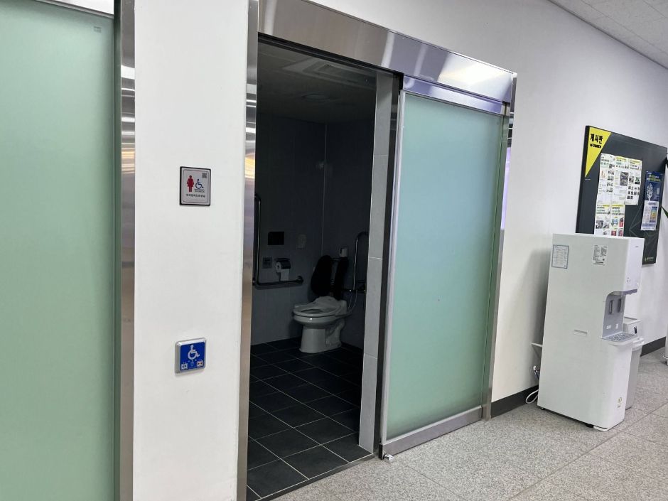고양드론앵커센터_1층 주 출입구 정면 10m 장애인화장실_슬라이딩 출입구