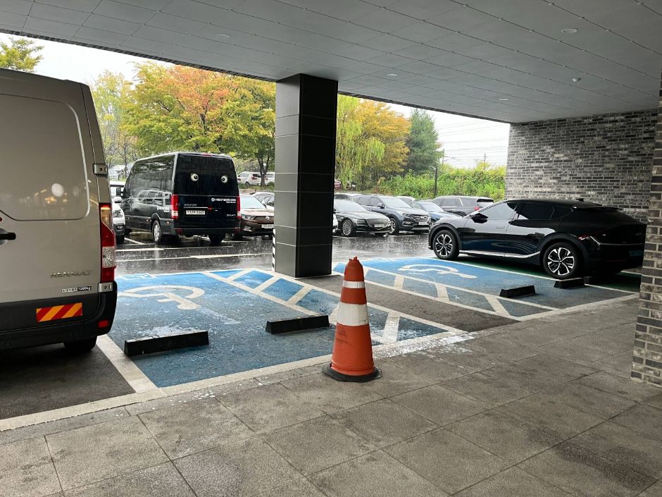 고양드론앵커센터_입구 앞 지상 장애인주차장 