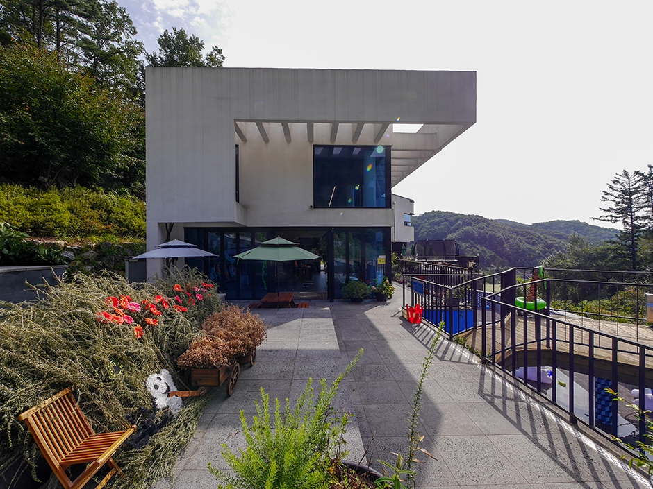 경기도_광주시_곤지암반디숲_2층본관외부