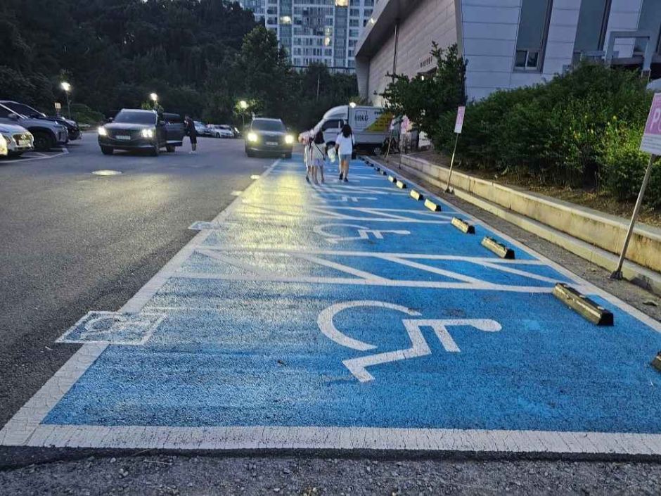 구리아트홀_장애인주차장