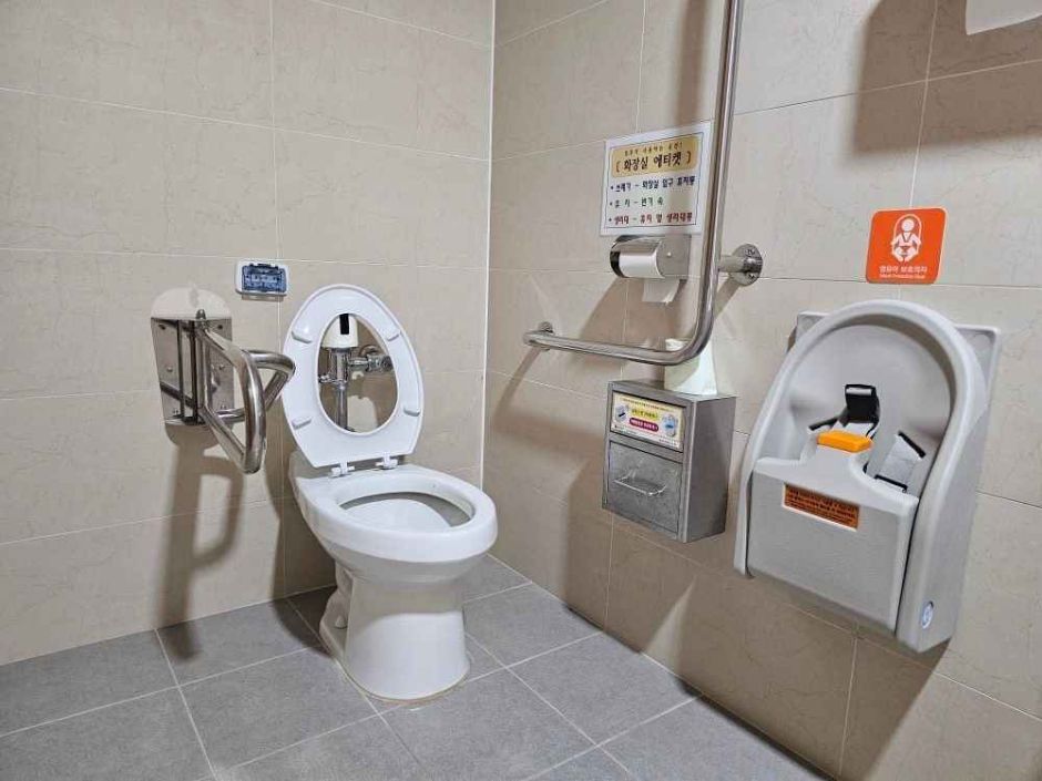구리아트홀_장애인화장실