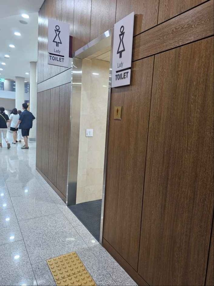 구리아트홀_화장실입구
