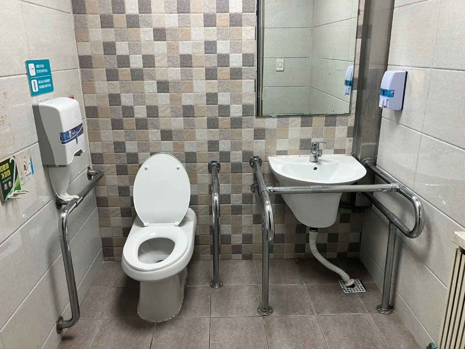 군포중앙공원_장애인화장실내부1