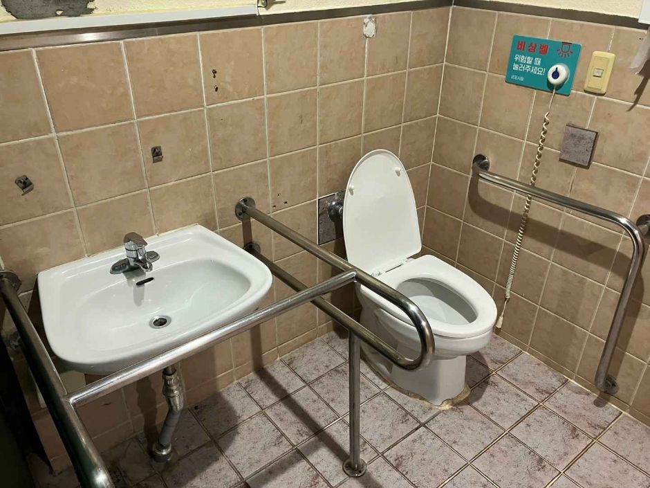 군포중앙공원_장애인화장실내부2