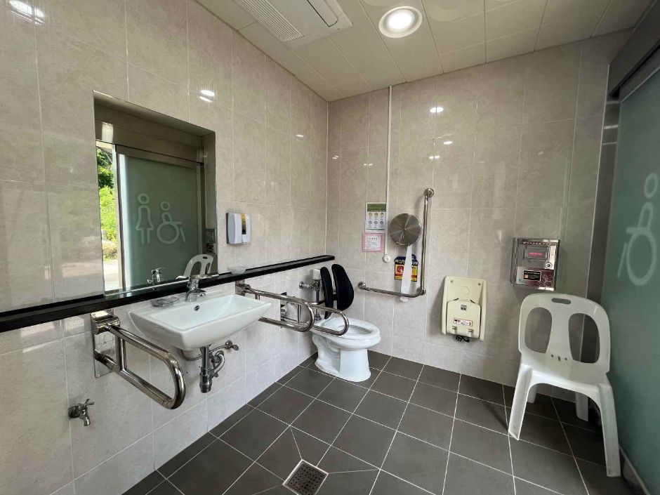 만석공원_장애인화장실내부