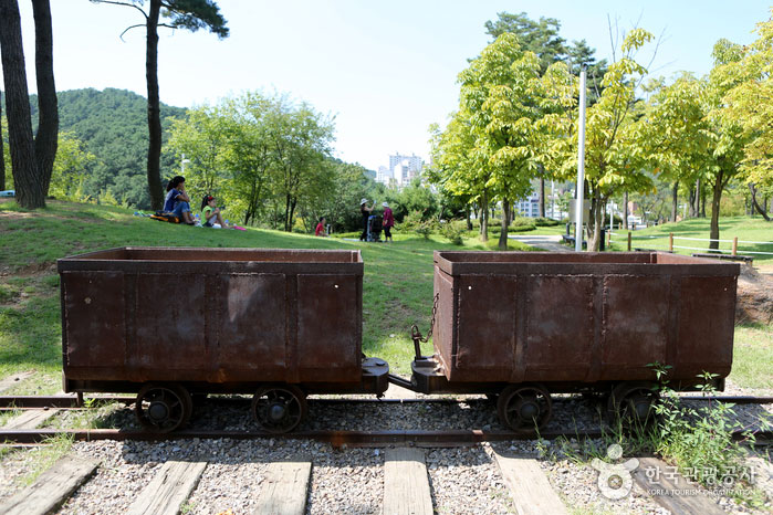 병목안 시민공원 자갈을 나르던 화물차량