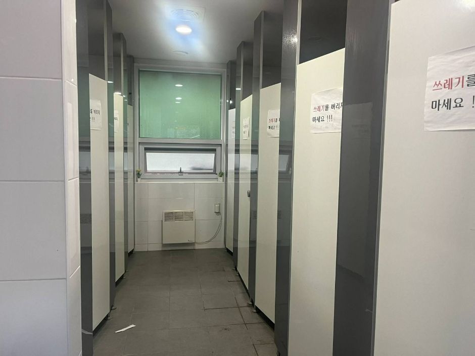 파주 보광사_주 출입문 방향 화장실4 8칸