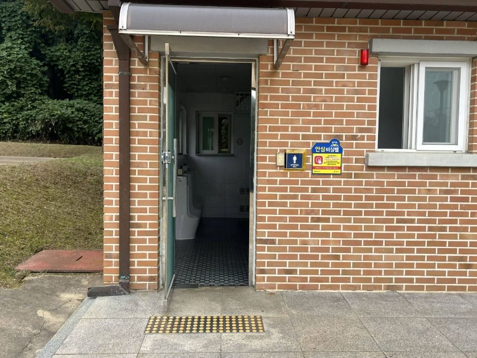 부락산분수공원 잔디광장 화장실 입구 및 점자블록