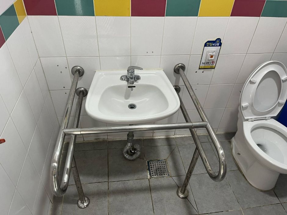 부락산분수공원 장애인화장실 1