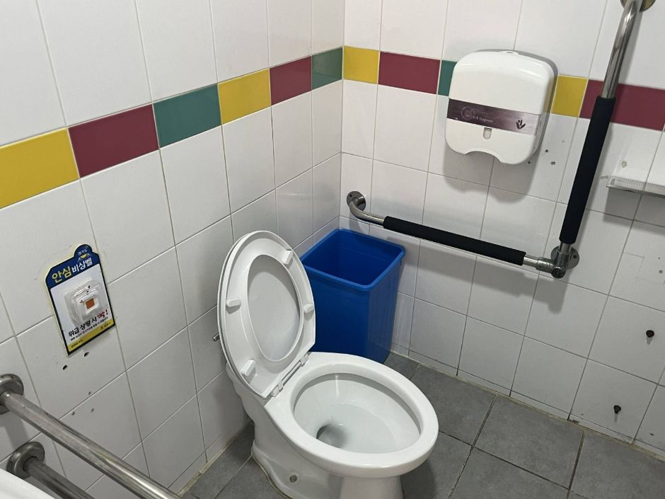부락산분수공원 장애인화장실 2