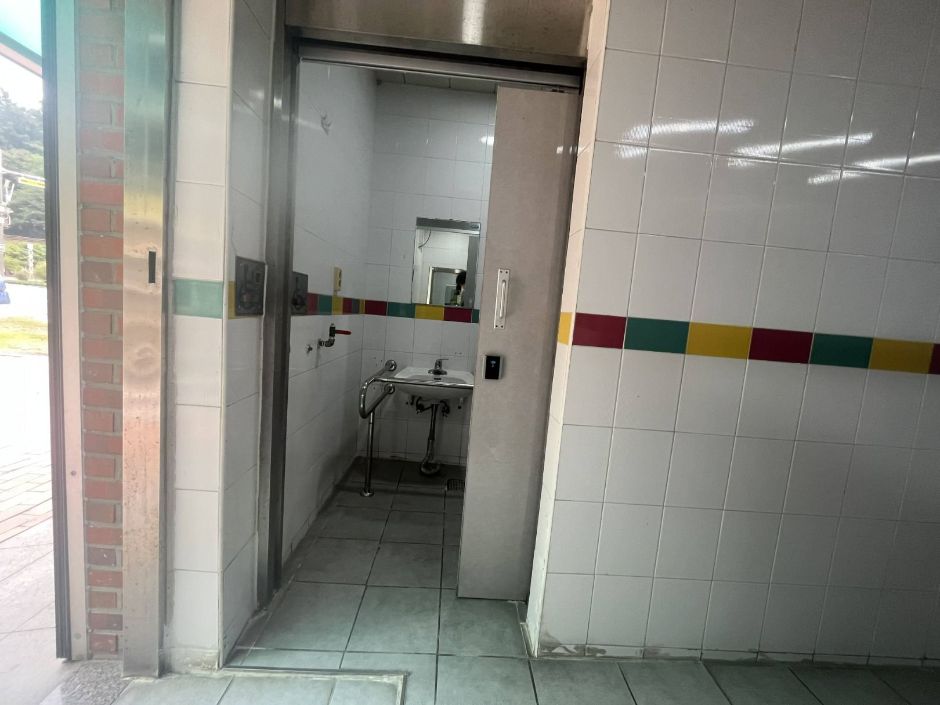 부락산분수공원 장애인화장실 미닫이