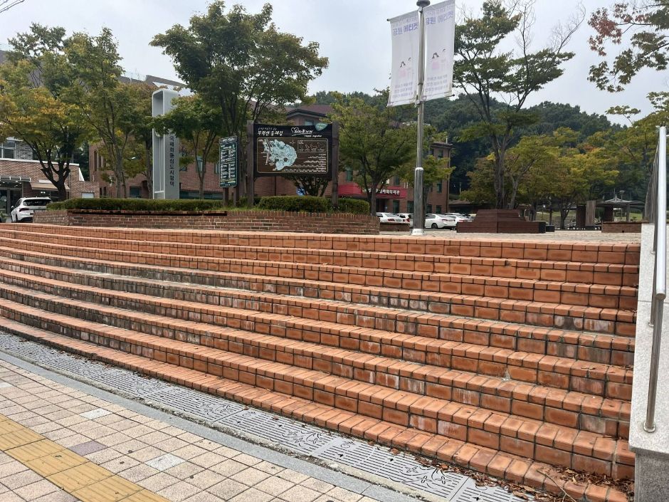 부락산분수공원 주출입구 계단