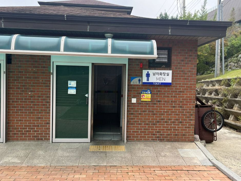 부락산분수공원 화장실 입구 자동문