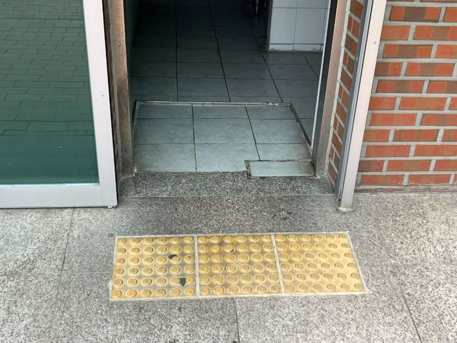 부락산분수공원 화장실 입구 점자블록