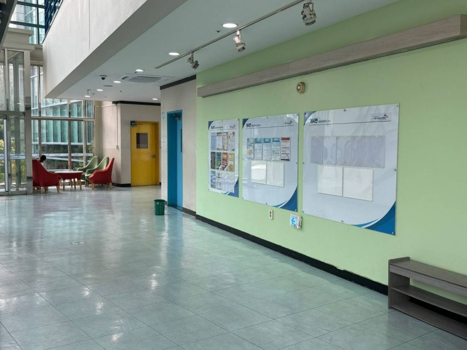 시흥시청소련수련관_ 정면 엘레베이터 앞 복도