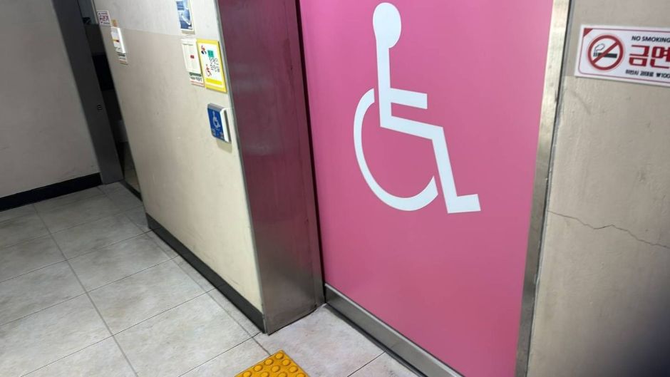 시흥시청소련수련관_ 정면에서 바라본 우측 장애인 화장실