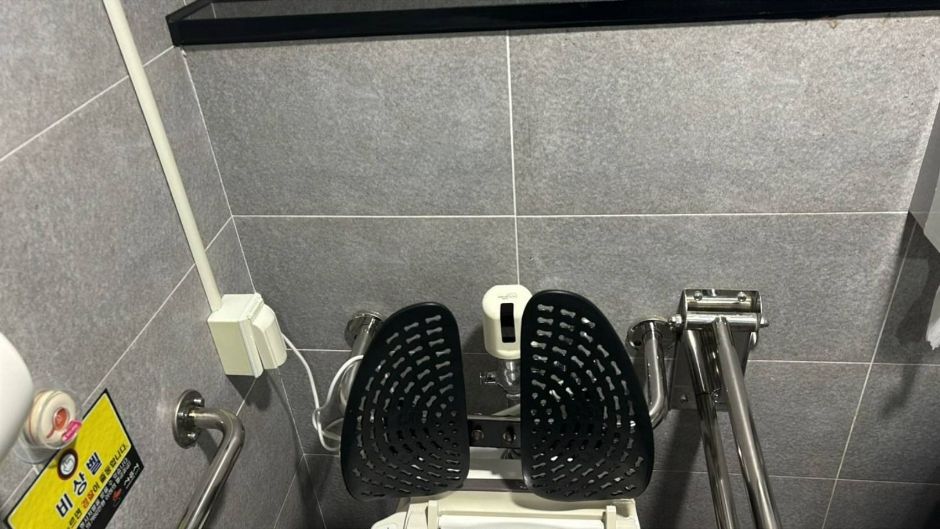 신천근린공원_주출입구에서 정면 직진 후 오른쪽 장애인 화장실 물내리기