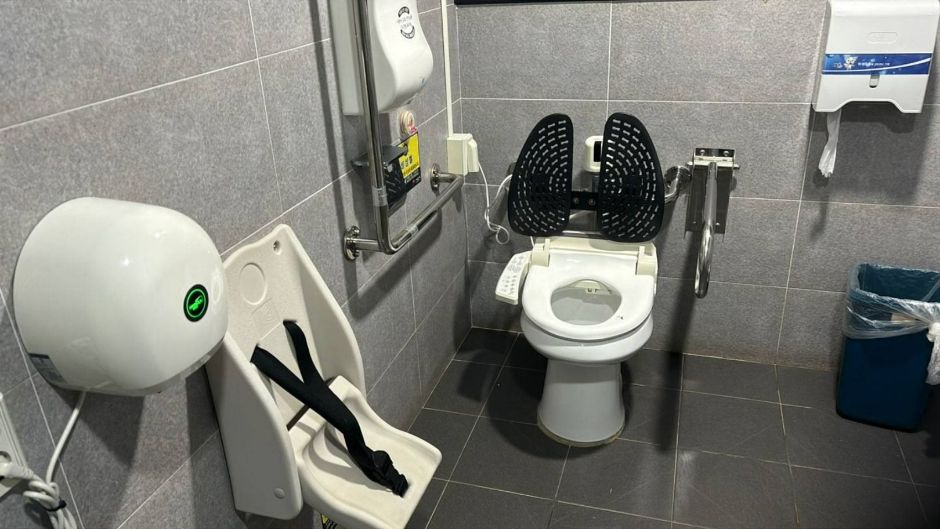 신천근린공원_주출입구에서 정면 직진 후 오른쪽 장애인 화장실 변기